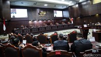 Adapun 8 hakim MK yang hadir hari ini adalah Anwar Usman, Saldi Isra, Suhartoyo, Arief Hidayat, Manahan Sitompul, Wahiduddin Adams, Enny Nurbaningsih, dan Daniel Yusmic Foekh.  