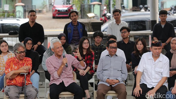 Pasangan Ganjar Pranowo dan Mahfud MD bertemu dengan tokoh budaya dan pemuda di Kala di Kalijaga, Kawasan Blok M, Jakarta Selatan, Senin (23/10/2023).