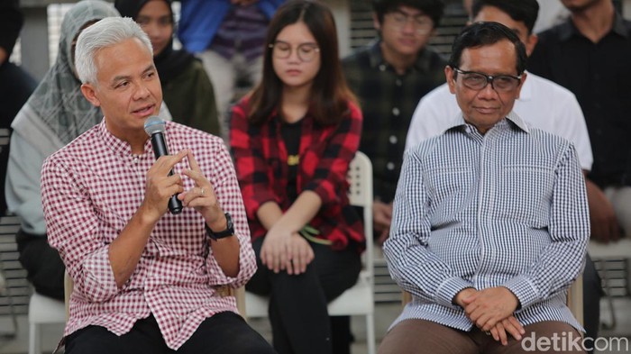 Momen Ganjar-Mahfud Temui Tokoh Kebudayaan di Blok M Pasangan Ganjar Pranowo dan Mahfud MD bertemu dengan tokoh budaya dan pemuda di Kala di Kalijaga, Kawasan Blok M, Jakarta Selatan, Senin (23/10/2023).