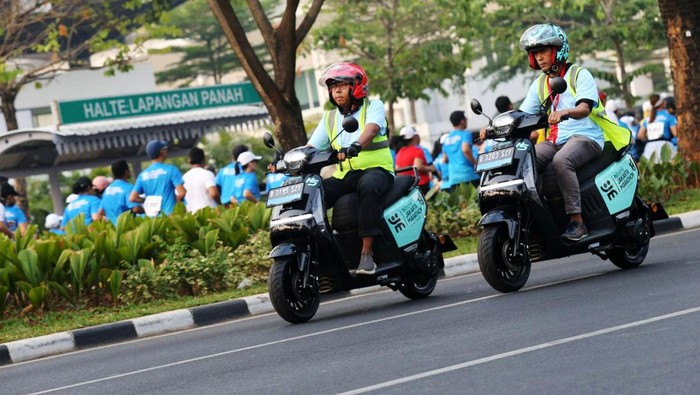Motor Listrik Electrum hadir sebagai official lead bike di Jakarta Marathon 2023 yang berlangsung GBK, Jakarta, Minggu (22/10) kemarin. Sebanyak 25 motor listrik disediakan dalam kegiatan ini.