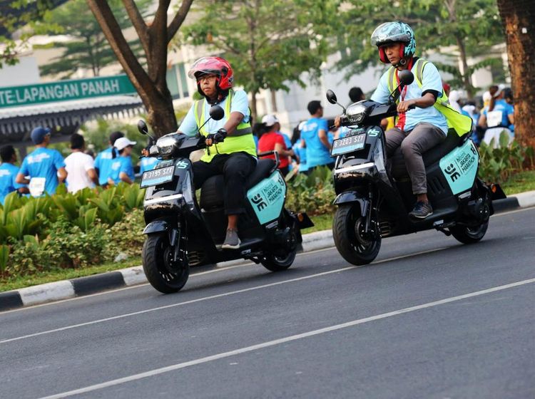 Momen Motor Listrik Electrum Wira-wiri di Jakarta Marathon 2023