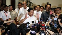 Prabowo pun mencontohkan keluarganya. Dia mengungkit pendiri Bank Negara Indonesia, Margono Djojohadikusumo, dan tokoh begawan ekonomi Indonesia, Soemitro Djojohadikusumo, dalam keluarga besarnya.  