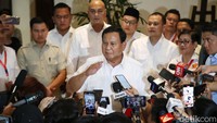 Bakal Calon Presiden sekaligus Ketua Umum Partai Gerindra Prabowo Subianto melakukan jumpa pers usai menghadiri Rapat Pimpinan Nasional (Rapimnas) Partai Gerindra di Hotel Dharmawangsa Jakarta, Kebayoran Baru, Jakarta Selatan, Senin (23/10/2023).   