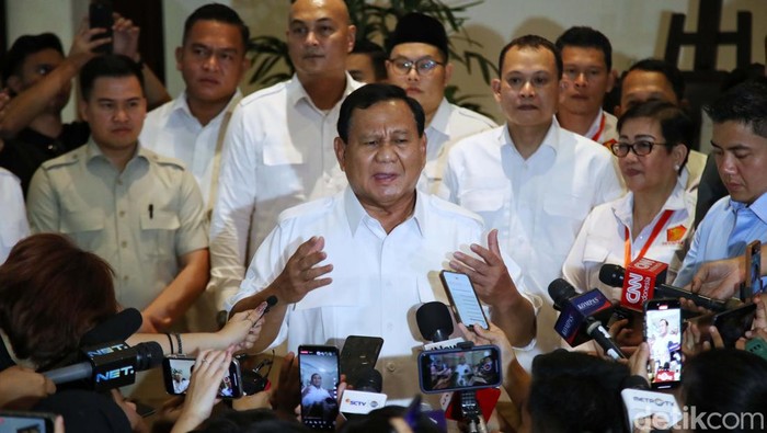 Bakal Calon Presiden sekaligus Ketua Umum Partai Gerindra Prabowo Subianto melakukan jumpa pers usai menghadiri Rapat Pimpinan Nasional (Rapimnas) Partai Gerindra di Hotel Dharmawangsa Jakarta, Kebayoran Baru, Jakarta Selatan, Senin (23/10/2023).