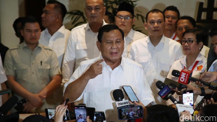 Bakal Calon Presiden sekaligus Ketua Umum Partai Gerindra Prabowo Subianto melakukan jumpa pers usai menghadiri Rapat Pimpinan Nasional (Rapimnas) Partai Gerindra di Hotel Dharmawangsa Jakarta, Kebayoran Baru, Jakarta Selatan, Senin (23/10/2023).