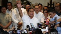 Prabowo mengajak berbagai pihak agar tak memandang dinasti politik secara negatif. Dia menilai tak ada yang salah apabila suatu garis keluarga hendak berbakti kepada negara.  