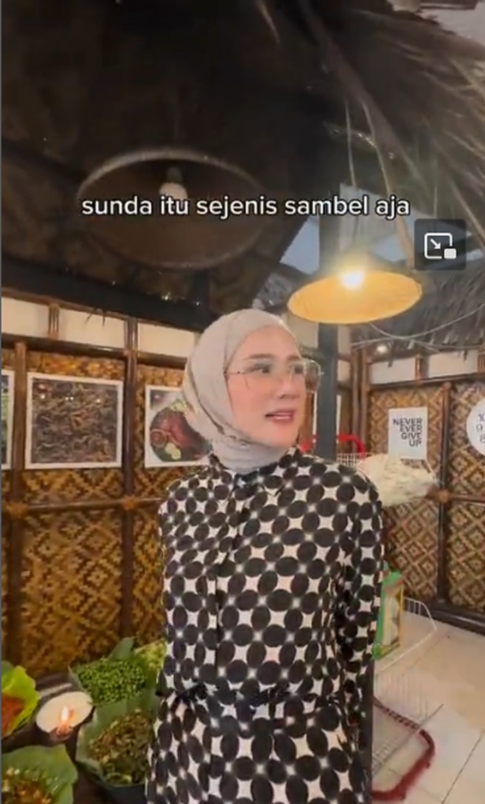 Mulan Jameela Makan di Restoran Sunda, Dinyinyiri  Gegara Pakai Sarung Tangan