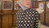 Meski mengundang kritik karena pakai sarung tangan saat makan. Tapi banyak juga netizen yang ikut lapar saat Mulan mukbang makanan Sunda. Foto: Instagram @mulanjameela1
