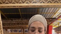 Ternyata hal inilah yang memicu kritik dari netizen. Banyak netizen yang berkomentar bahwa Mulan berlebihan karena makan pakai sarung tangan. Foto: Instagram @mulanjameela1