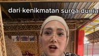 Beberapa netizen berkomentar bahwa sarung tangan yang digunakan Mulan bisa mengubah rasa makanan.  Foto: Instagram @mulanjameela1