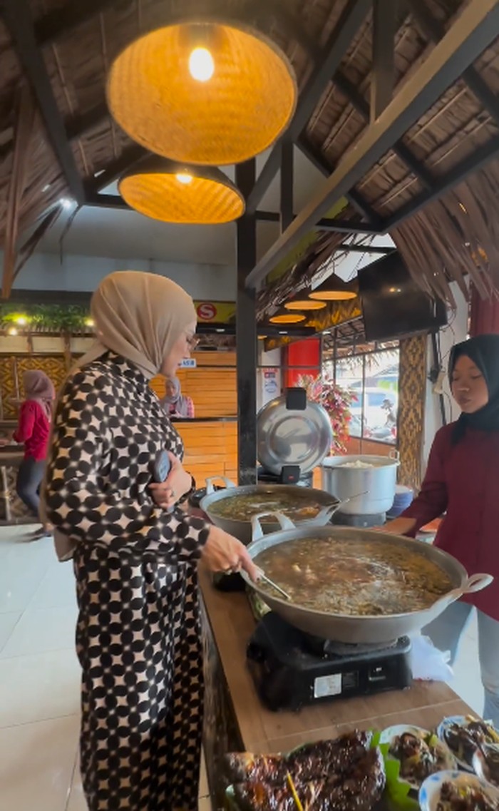 Mulan Jameela Makan di Restoran Sunda, Dinyinyiri Gegara Pakai Sarung Tangan Mulan Jameela Makan di Restoran Sunda, Dinyinyiri Gegara Pakai Sarung Tangan