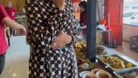 Dirinya sempat bingung ingin makan dengan lauk apa, sampai sempat berkeliling area prasmanan untuk memilih lauk yang disuka. Foto: Instagram @mulanjameela1