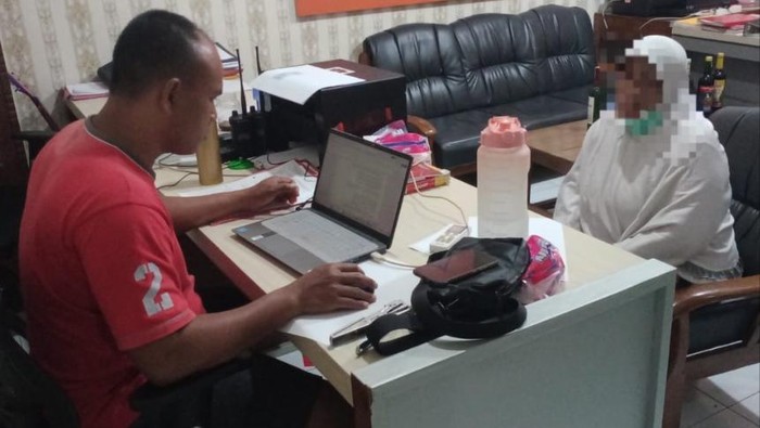 Nenek pelaku pencurian, JU, saat diperiksa di Polsek Wates, Senin (23/10/2023).