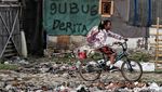 Nestapa Kehidupan Anak di Kolong Tol Jakarta