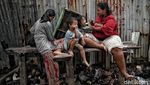 Nestapa Kehidupan Anak di Kolong Tol Jakarta