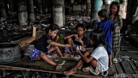 Sejumlah anak bermain di Kolong Tol Wiyoto Wiyono, Papanggo, Jakarta Utara.