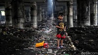 Seorang anak bermain di kawasan Kolong Tol Wiyoto Wiyono, Papanggo, Jakarta Utara.