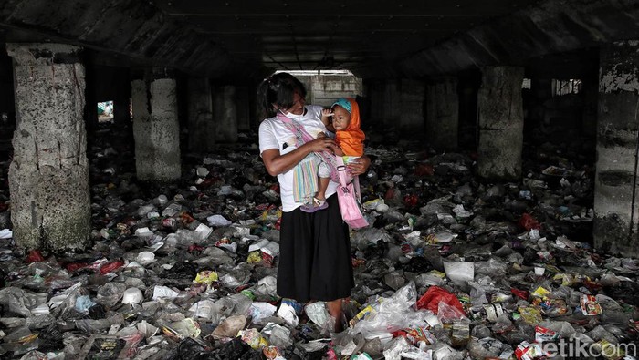 Nestapa Kehidupan Anak di Kolong Tol Jakarta Seorang anak bermain di kawasan Kolong Tol Wiyoto Wiyono, Papanggo, Jakarta Utara, Selasa (25/1/2022). Saat ini masih banyak warga Jakarta yang tinggal di kolong tol dikarenakan faktor ekonomi sehingga tidak mampu untuk tinggal di hunian yang layak di Ibu Kota.