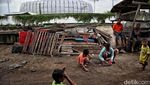 Nestapa Kehidupan Anak di Kolong Tol Jakarta
