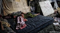Saat ini masih ada warga yang tinggal dan tidur di antara tumpukan sampah di kolong tol. Seperti yang terlihat di kawasan permukiman kolong tol Papanggo yang kumuh dan penuh sampah.