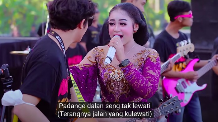 Niken Salindry menyanyikan lagu Cundamani yang diciptakan dan dipopulerkan Denny Caknan. Berikut ini lirik dan terjemahannya.