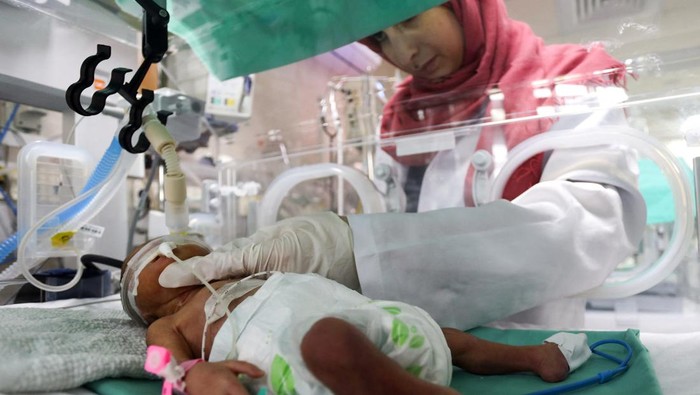Israel telah memblokade pasokan listrik di Gaza. Nyawa 120 bayi baru lahir yang berada di inkubator rumah sakit di Gaza pun terancam.