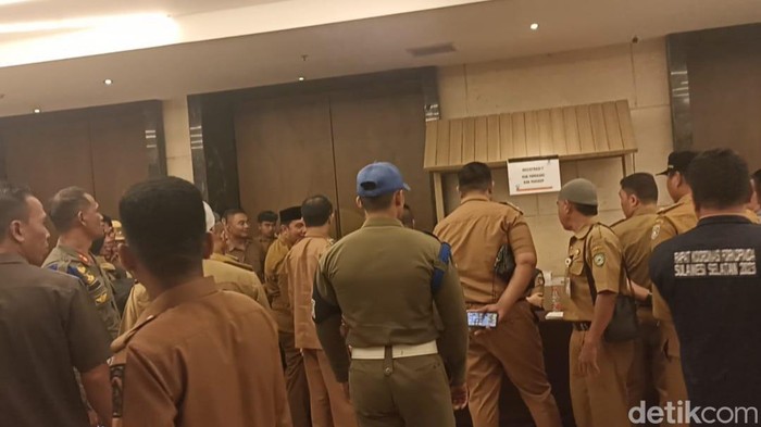 Oknum kades ribut di tengah acara rapat Forkopimda Sulsel di Hotel Claro, Makassar. Oknum kades ribut di tengah acara rapat Forkopimda Sulsel di Hotel Claro, Makassar.