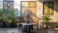 Omah UGM buka dari jam 09.00 - 17.00 WIB, biasanya sekitar jam 11.00 - 13.00 rumah ini akan lebih sepi karena cuaca yang panas. Meskipun cenderung tersembunyi, Omah UGM tidak pernah sepi pengunjung. Terutama para mahasiswa yang memiliki tugas-tugas yang berkaitan dengan rumah ini. 