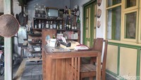 Memasuki area rumah, pengunjung akan disambut oleh Muharjo, selaku pengurus rumah. Muharjo akan dengan senang hati menjelaskan tentang sejarah dan serba serbi Omah UGM. Pengunjung akan diminta untuk mengisi buku tamu dan membayar uang retribusi seikhlasnya.