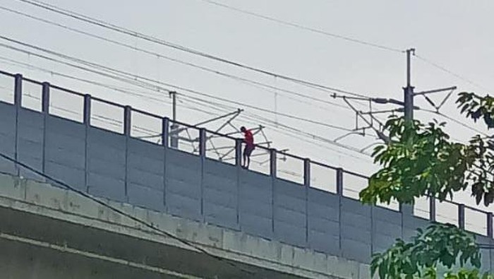 Orang mau bunuh diri di jalur Whoosh