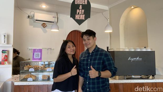 Owner Kefee Coffee & Bakery Imelda Natasya Prawira dan David Lo pembuat onigiri croissant di Denpasar. (Siti Mu'amalah)