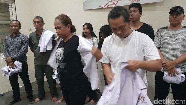 Para relawan melepas baju organisasi Rumah Jokowi sebagai bentuk kekecewaan
