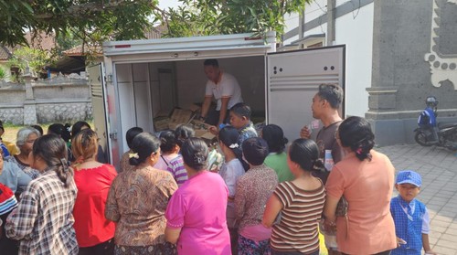 Warga serbu operasi pasar sembako di di halaman Kantor Desa Pohsanten, Kecamatan Mendoyo, Kabupaten Jembrana, Senin (23/10/2023).