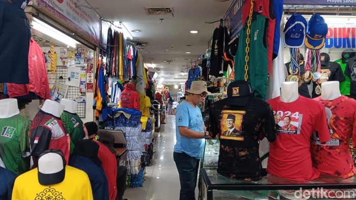 Pedagang atribut pemilu di Pasar Senen.