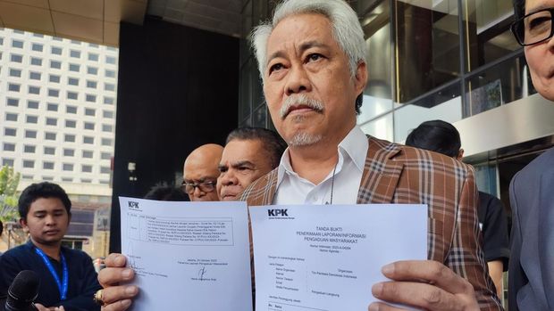 Pelapor Jokowi, Ketua MK, Gibran hingga Kaesang ke KPK saat menunjukkan bukti tanda terima laporannya (Wilda/detikcom)