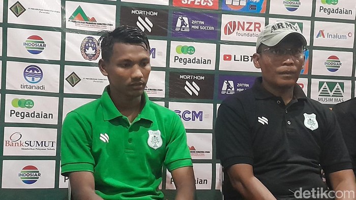 Pelatih PSMS Medan Miftahudin (tengah) dan Assanur Rijal (kiri) saat konferensi pers usai laga di Stadion Teladan, Medan (Nizar Aldi/detikSumut)