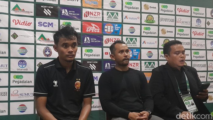 Pelatih Sriwijaya FC Yoyok (tengah) saat konferensi pers usai laga di Stadion Teladan, Medan (Nizar Aldi/detikSumut)