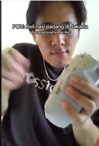 Pelayan restoran Padang selalu menjepretkan karet saat bungkus makanan