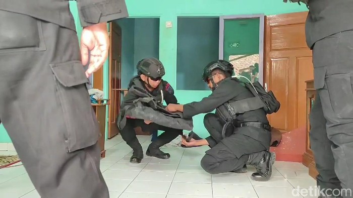 peledakan granat dan peluru di  Kampung Pangkalan, Desa Tenjowaringin Kecamatan Salawu Minggu (22/10/23).