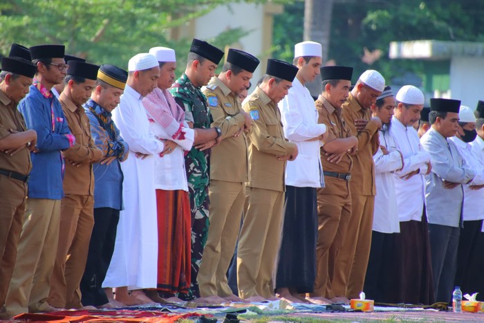 Pemerintah Kabupaten Dompu, Nusa Tenggara Barat (NTB), menggelar salat Istisqa di lapangan Kantor Bupati Dompu, Senin (23/10/2023). (Foto: Prokopim Setda Dompu)