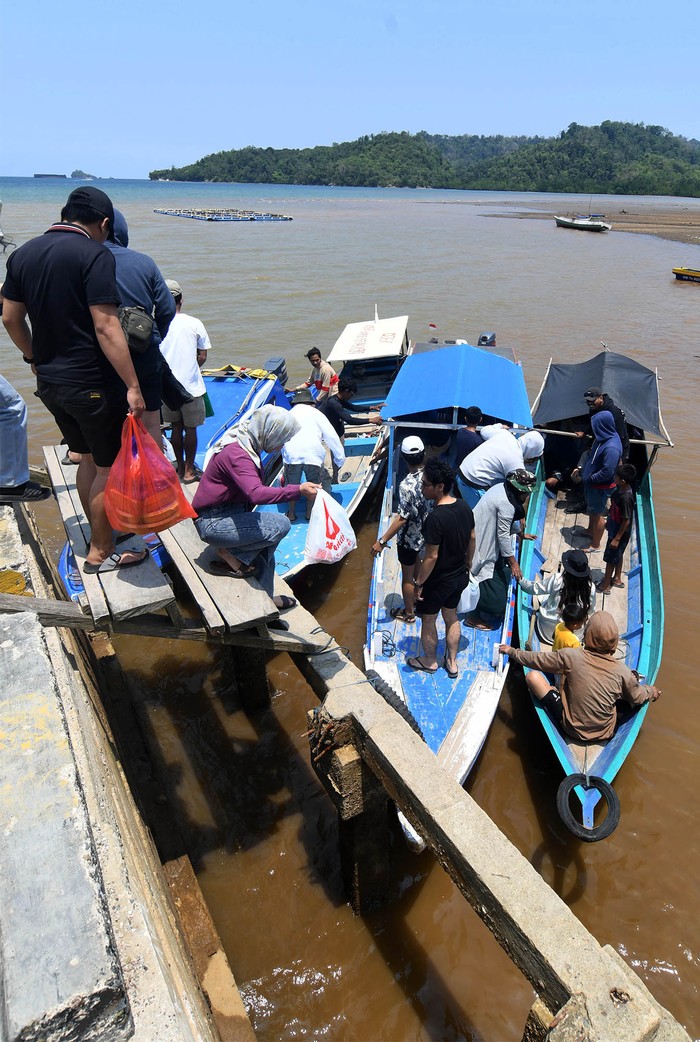 Sejumlah wisatawan naik ke atas perahu nelayan atau taksi laut di Desa Bete-bete, Kabupaten Morowali, Sulawesi Tengah, Minggu (22/10/2023). Taksi laut tersebut mengantarkan wisatawan menuju lokasi wisata Pulau Kandapute dan setiap penumpang dikenakan tarif Rp50 ribu antar jemput dan menjadi pendapatan tambahan nelayan setempat. ANTARA FOTO/Mohamad Hamzah/nz.