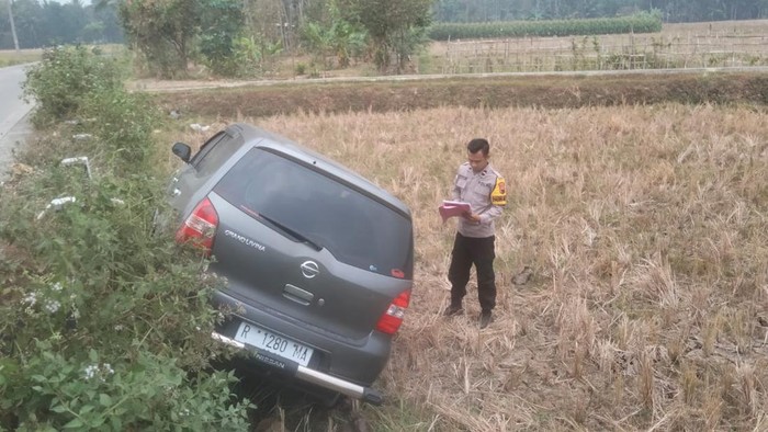 Petugas kepolisian mendata mobil misterius yang ditemukan masuk sawah di Desa Senon, Kecamatan Kemangkon, Kabupaten Purbalingga, Senin (23/10/2023).