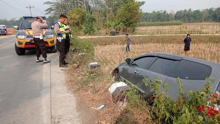 Petugas kepolisian mendata mobil misterius yang ditemukan masuk sawah di Desa Senon, Kecamatan Kemangkon, Kabupaten Purbalingga, Senin (23/10/2023).