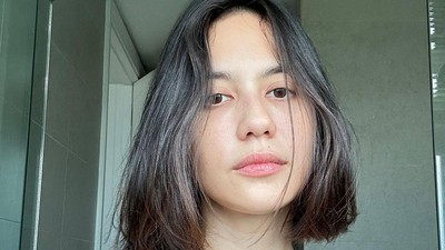 7 Pesona Pevita Pearce di Usia 31, Tampil Tanpa Makeup dan Rambut Beruban