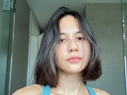 7 Pesona Pevita Pearce di Usia 31, Tampil Tanpa Makeup dan Rambut Beruban