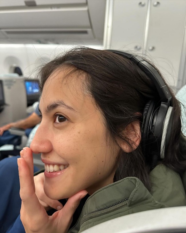 “So I guess im 31 now ✨ cheers to more white hair 🤍 thank you so much for all the love, wishes, and prayers. God bless you all,” tulis Pevita. Foto: Instagram/@pevpearce