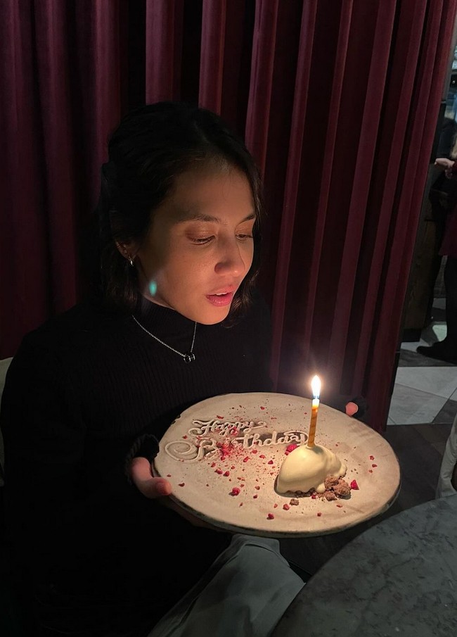 Selain bertambah usia, Pevita Pearce juga membahas soal uban yang semakin banyak tumbuh di rambutnya. Namun sepertinya hal itu tidak masalah bagi bintang film ‘Tenggelamnya Kapal Van der Wijck’ ini. Foto: Instagram/@pevpearce