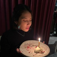 Selain bertambah usia, Pevita Pearce juga membahas soal uban yang semakin banyak tumbuh di rambutnya. Namun sepertinya hal itu tidak masalah bagi bintang film ‘Tenggelamnya Kapal Van der Wijck’ ini. Foto: Instagram/@pevpearce