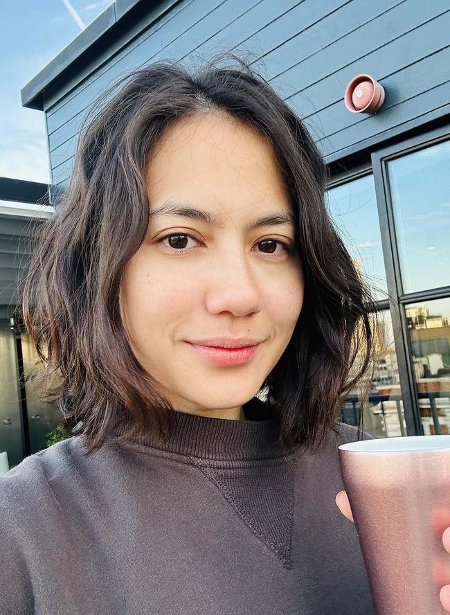 Pesona wajah cantik alami Pevita pun menuai pujian dari netizen. “Bareface aja cantik bgt 😭💙,” tulis salah satu follower-nya. Foto: Instagram/@pevpearce