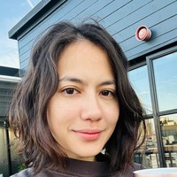 Pesona wajah cantik alami Pevita pun menuai pujian dari netizen. “Bareface aja cantik bgt 😭💙,” tulis salah satu follower-nya. Foto: Instagram/@pevpearce